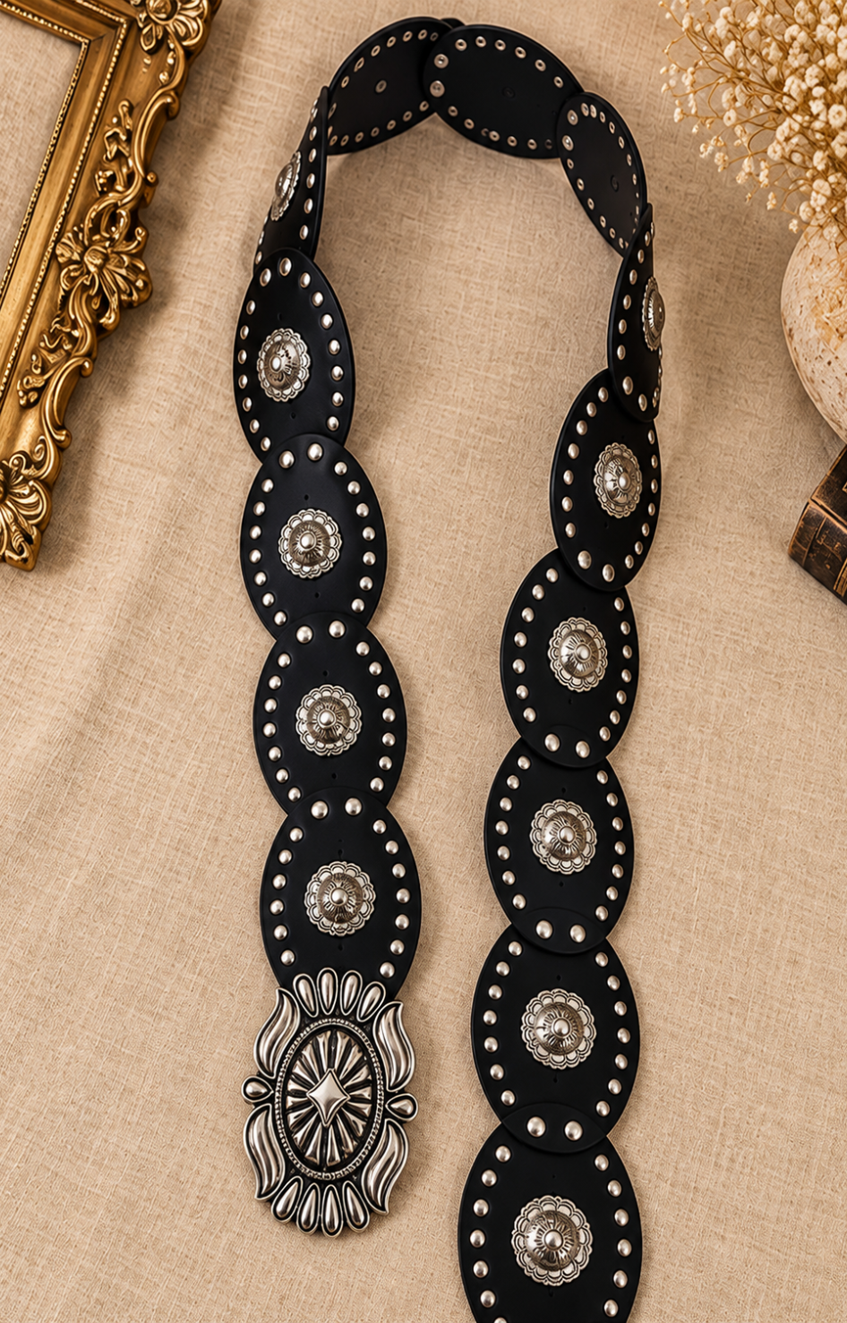Cinturón ancho de conchos Boutiquemirel, diseño llamativo y detalles metálicos visibles.
