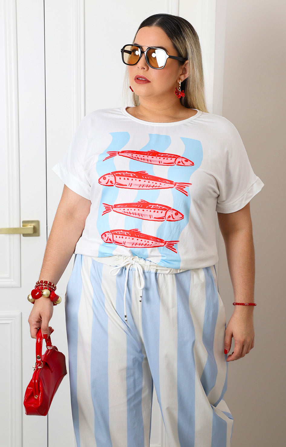 Blusa blanca con estampado de peces