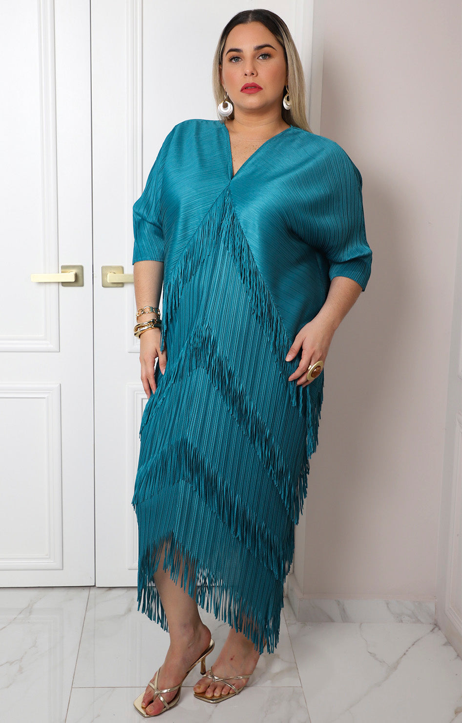 Vestido de flecos con escote en V