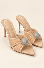 Sandalias de tacón beige con cristales