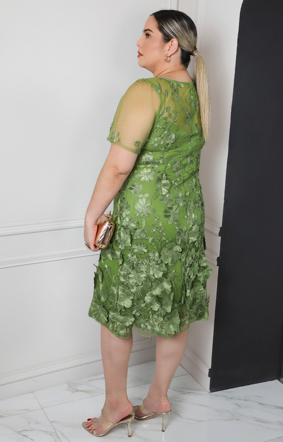 Vestido verde con bordado floral