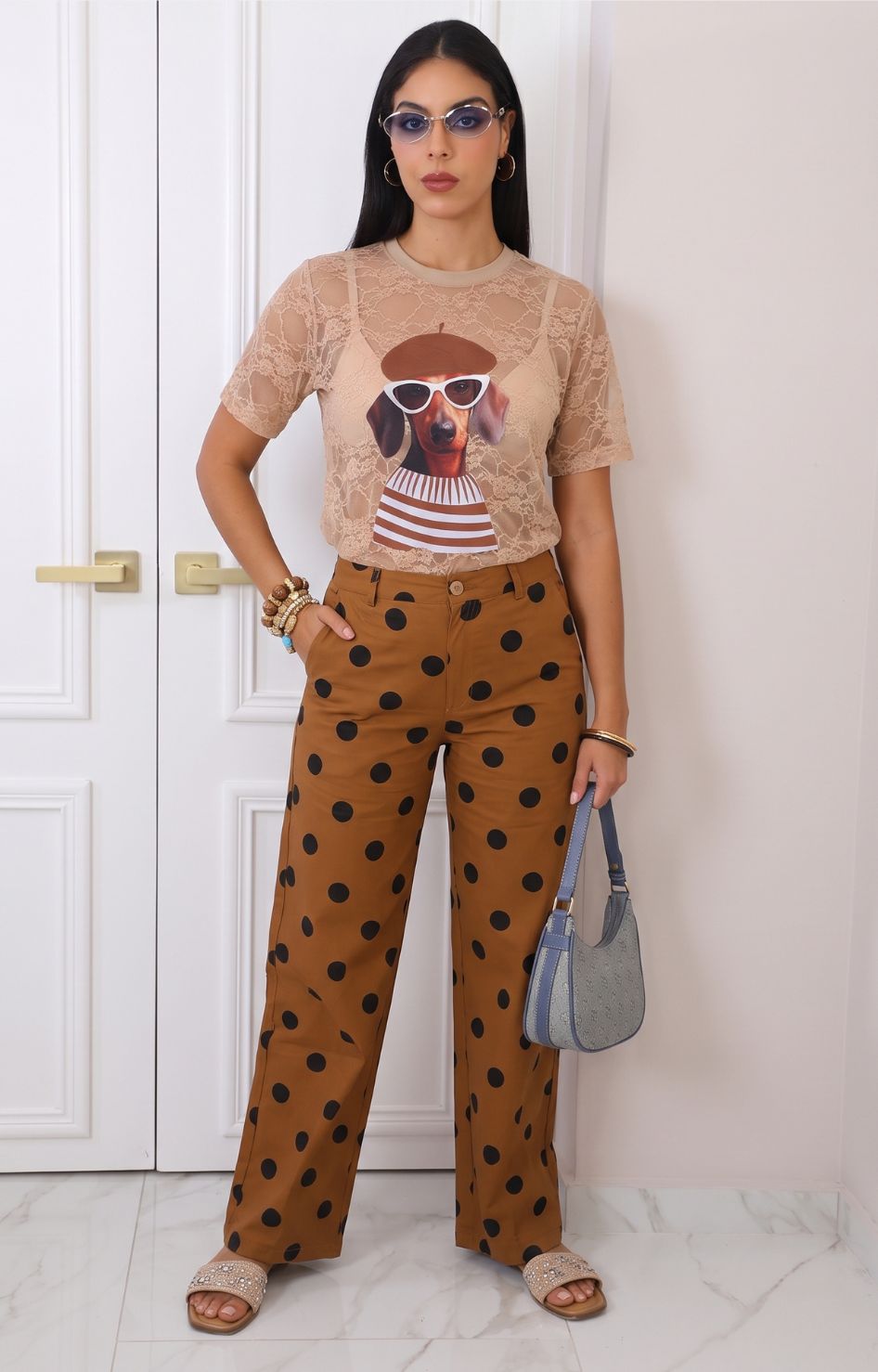 Pantalón kaki con estampado polka dots