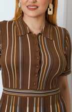 Vestido café con estampado de rayas