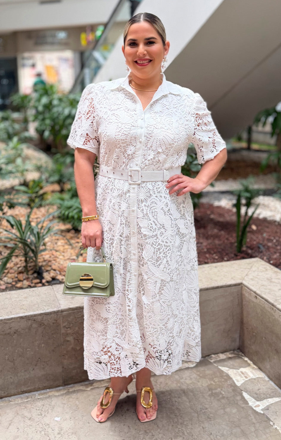 Vestido de guipur con cinturón