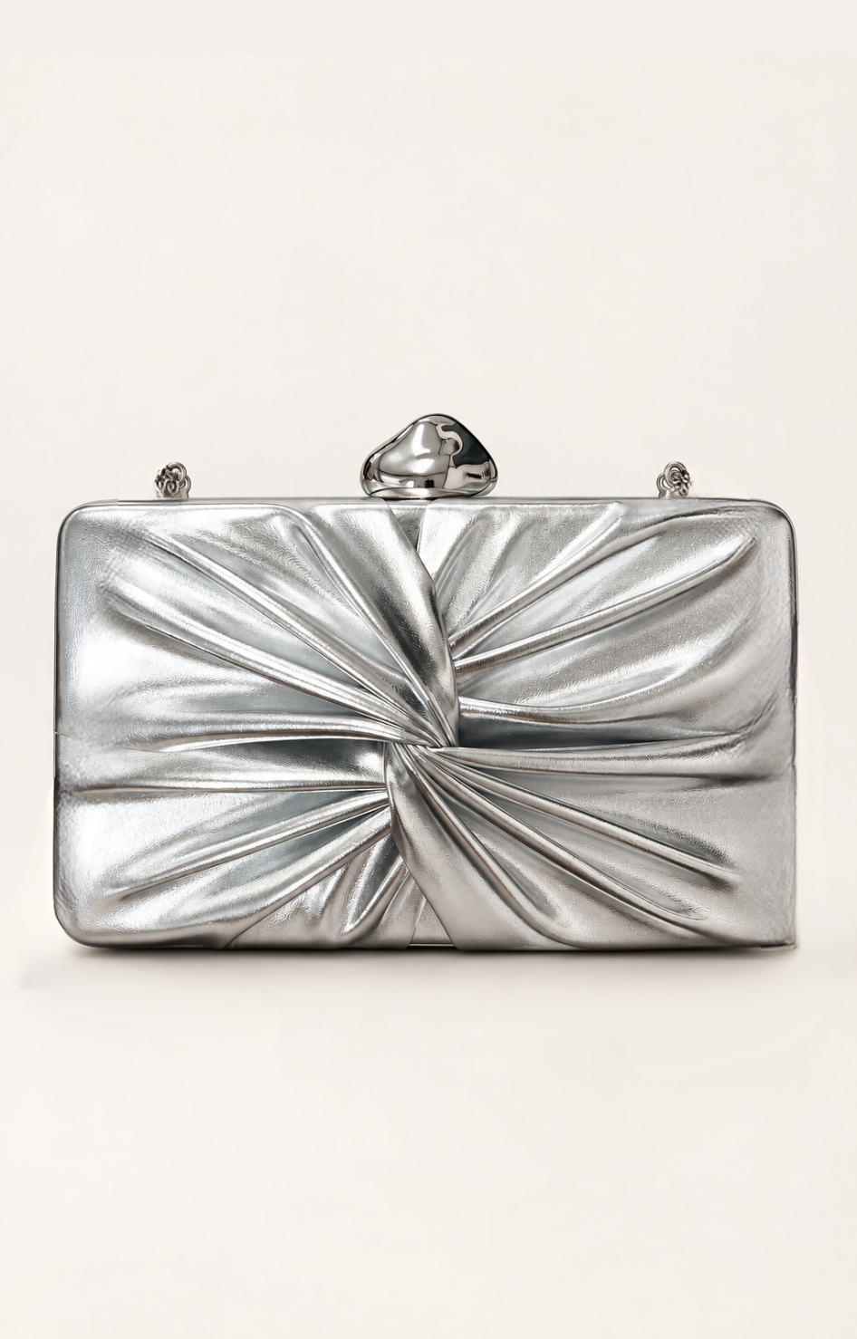 Bolsa clutch plateada con moño de la marca Boutiquemirel, con asa y diseño elegante para ocasiones especiales.