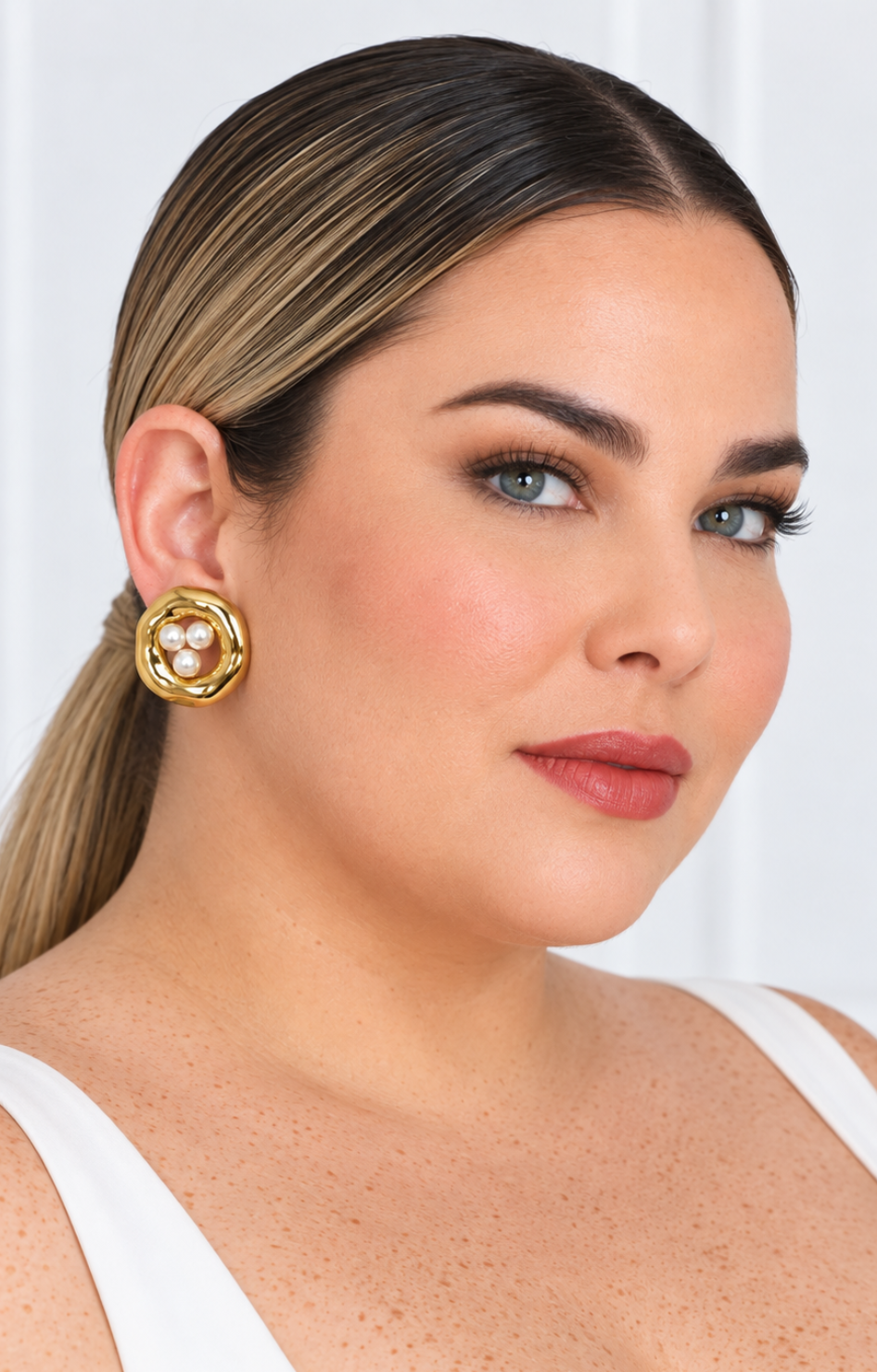 Aretes dorados tipo botón texturizado