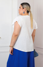 Blusa blanca con bordado azul