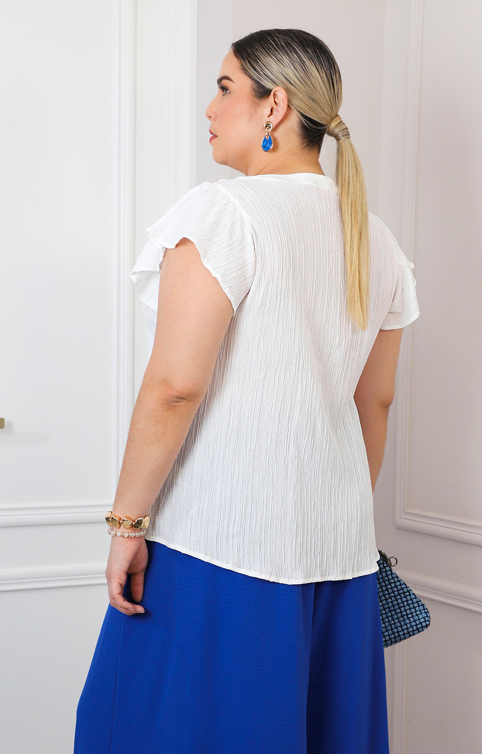 Blusa blanca con bordado azul