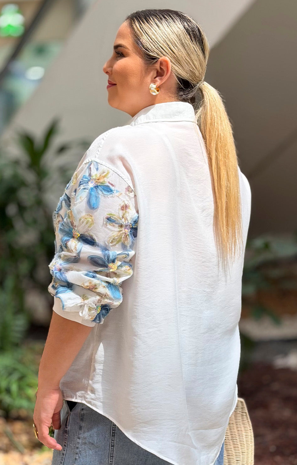 Blusa con bordado floral