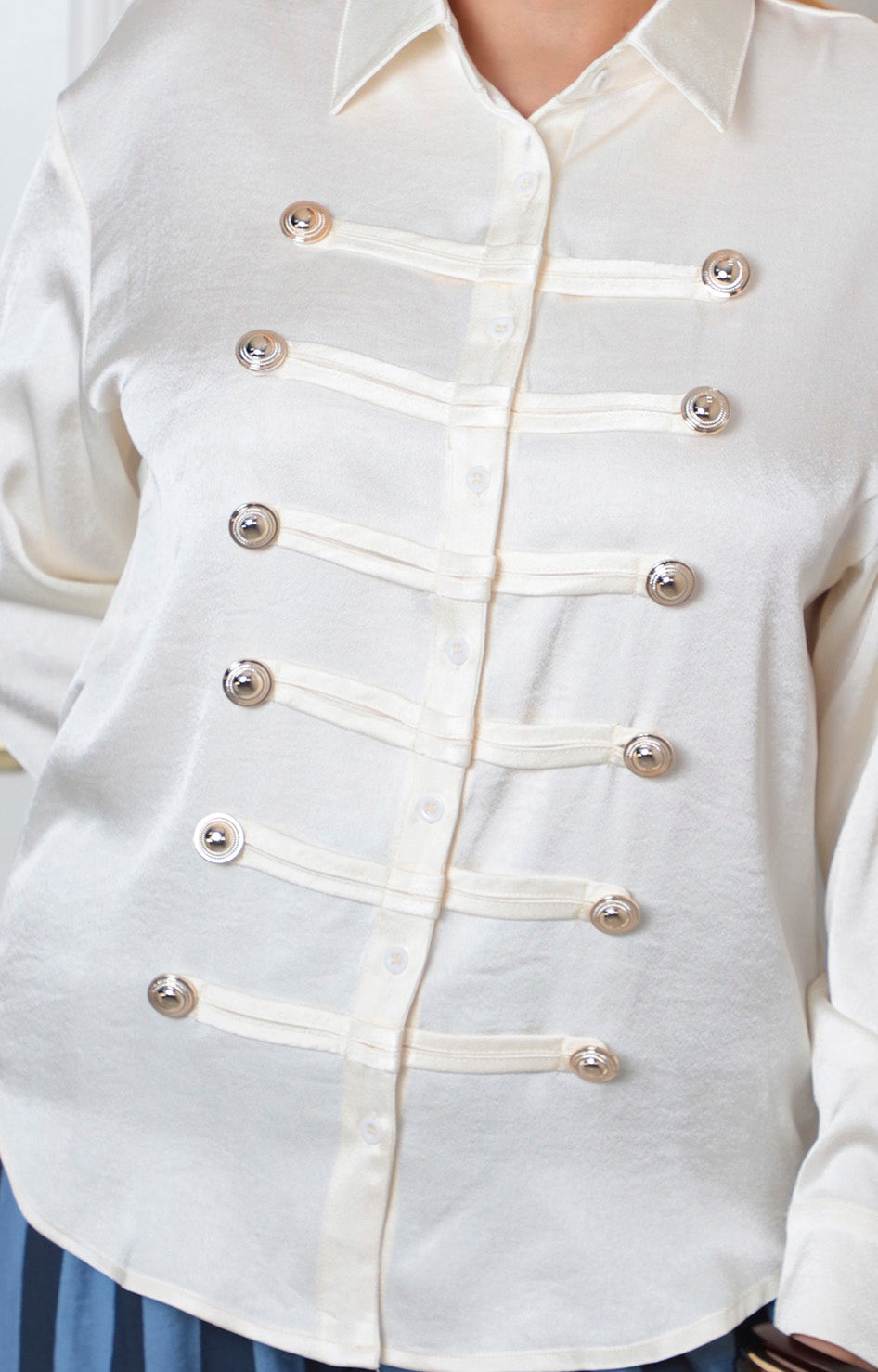 Camisa beige estilo militar Boutiquemirel con botones dorados y corte regular, detalles de moda en la imagen.