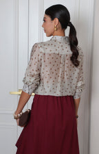 Blusa camisera beige con botones decorativos
