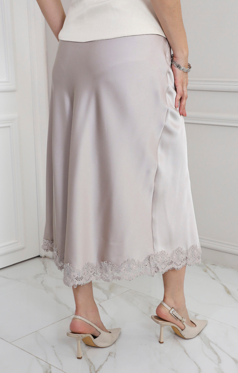 Falda beige satinada con encaje