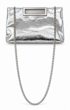 Bolso clutch metálico con cadena de la marca Boutiquemirel, con acabado brillante y correa larga para llevar en la mano o hombro.