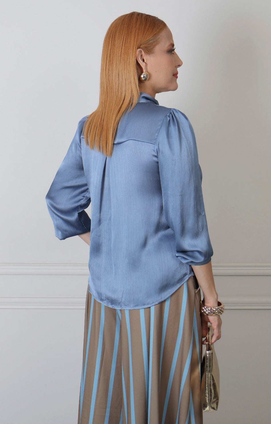 Blusa satinada Boutiquemirel de corte regular con lazo al cuello en primer plano