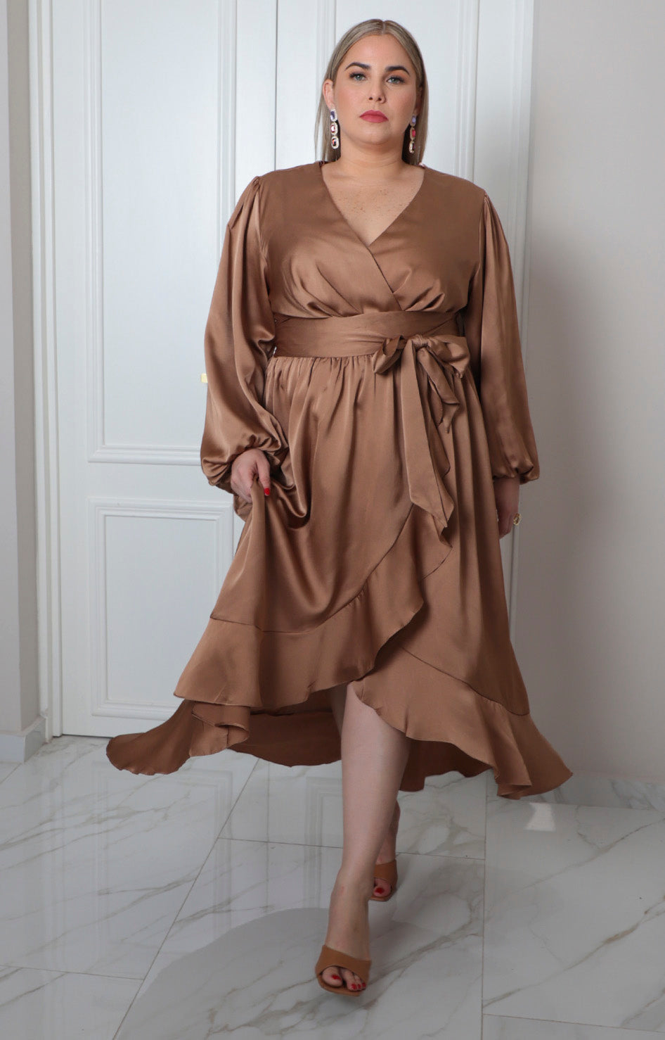 Vestido satinado con cinturón