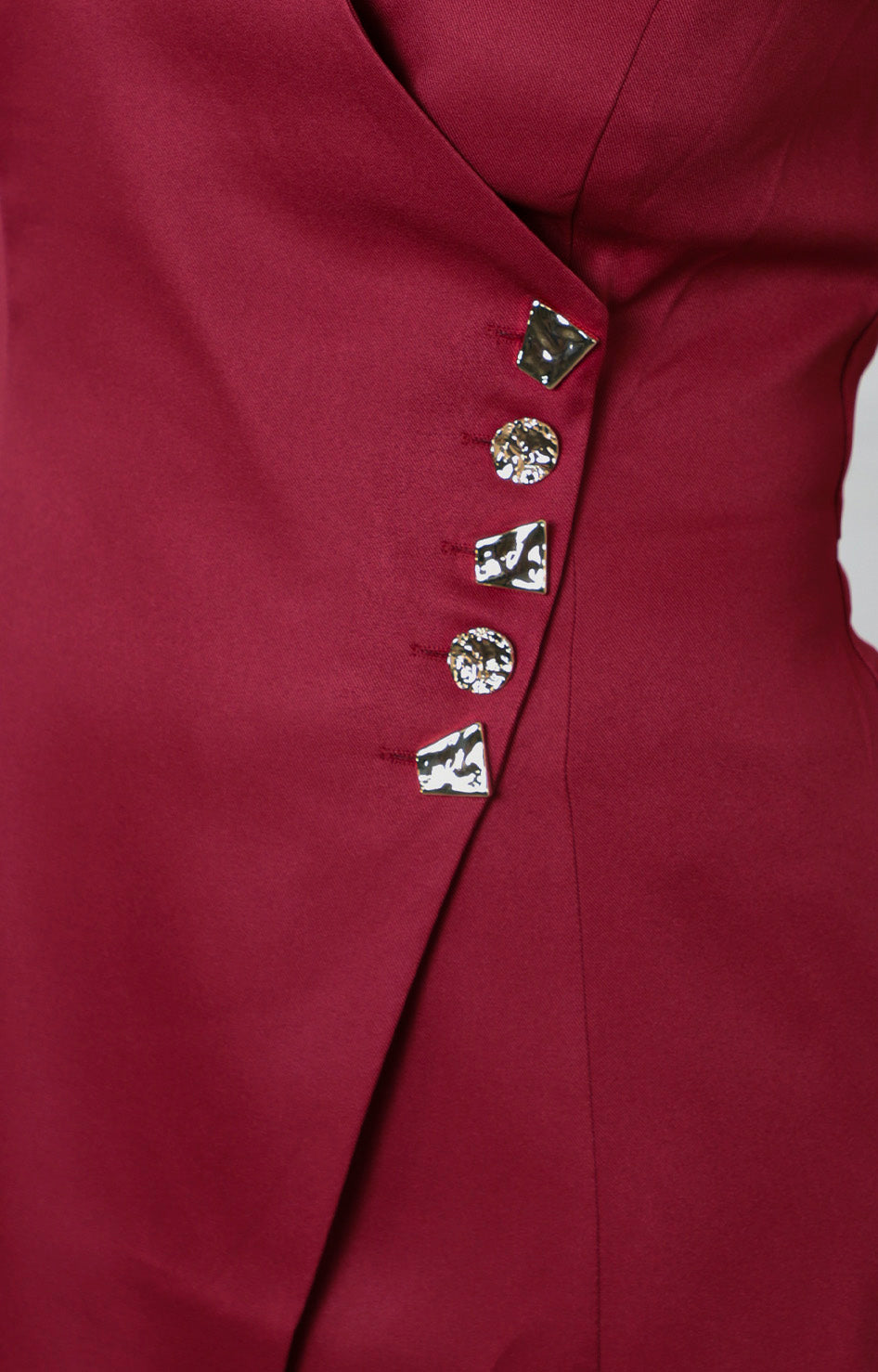 Pantalón palazzo corto regular de Boutiquemirel con jumpsuit de escote cruzado y botones dorados, mostrando el diseño elegante.