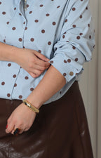 Chamarra azul con estampado polka dots