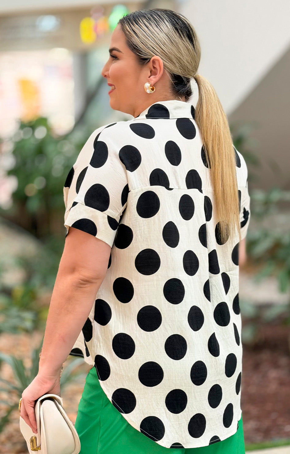 Blusa polka dot con botón