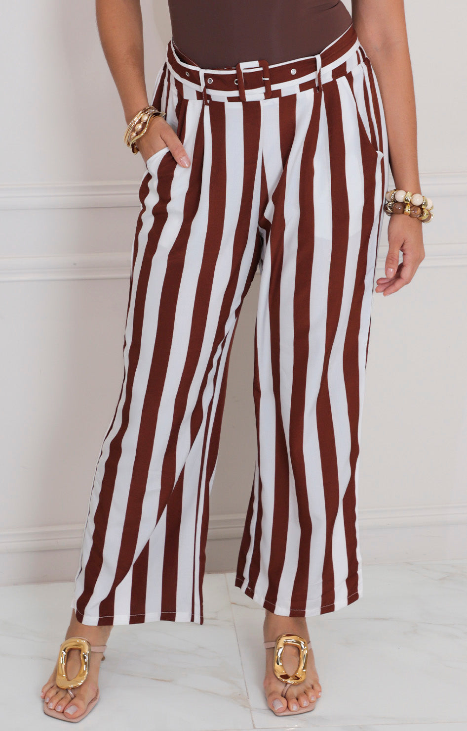 Pantalón café de rayas con lazo