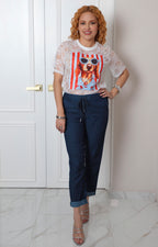 Blusa blanca de encaje con estampado de perro