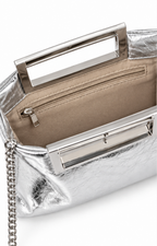 Bolso clutch metálico con cadena de la marca Boutiquemirel, elegante y compacto para ocasiones especiales.