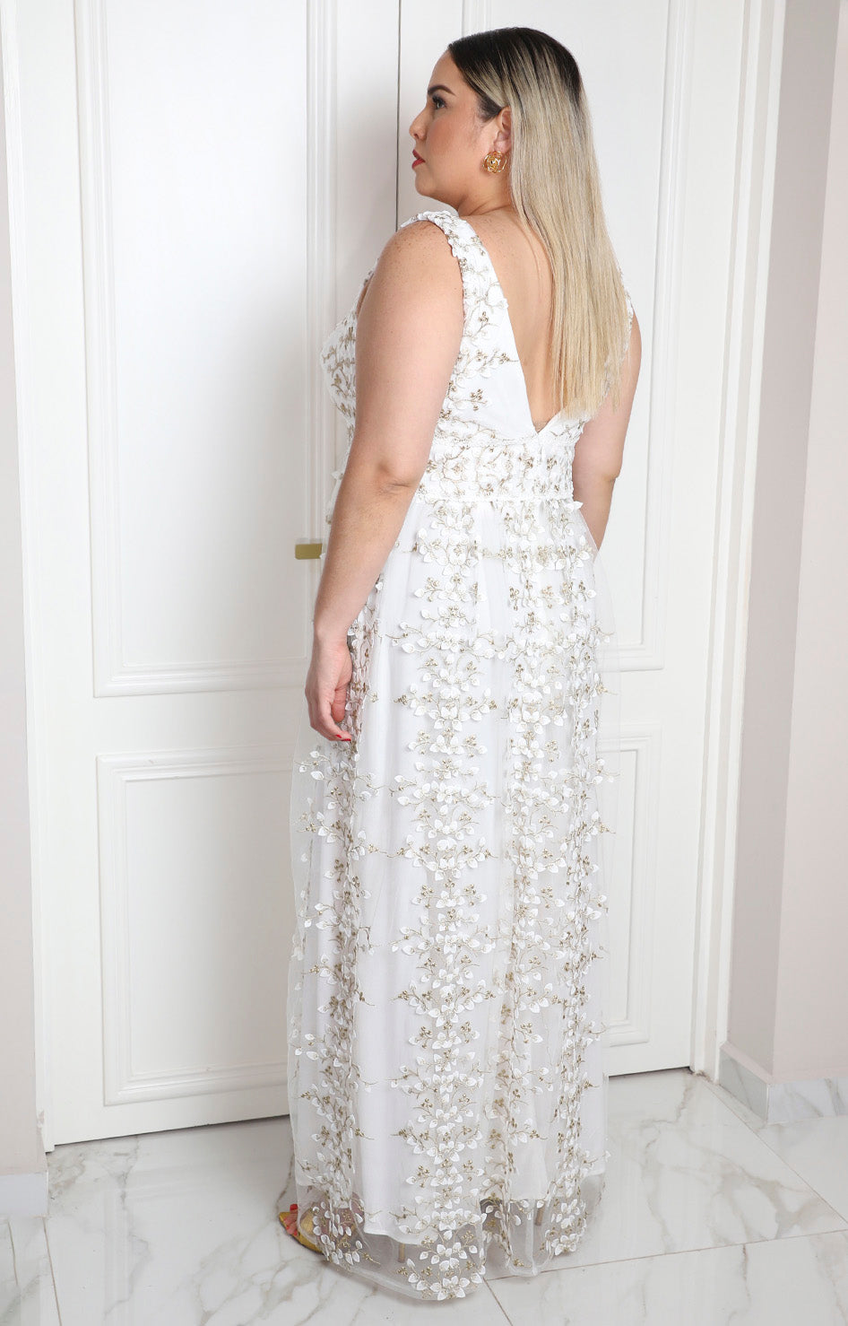 Vestido blanco con bordado floral