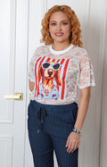 Blusa blanca de encaje con estampado de perro
