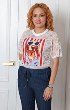 Blusa blanca de encaje con estampado de perro