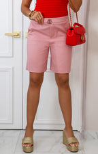 Short con hebilla dorada