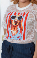 Blusa blanca de encaje con estampado de perro