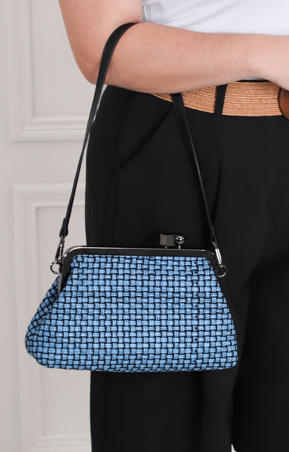 Bolsa tejida tipo clutch azul y beige