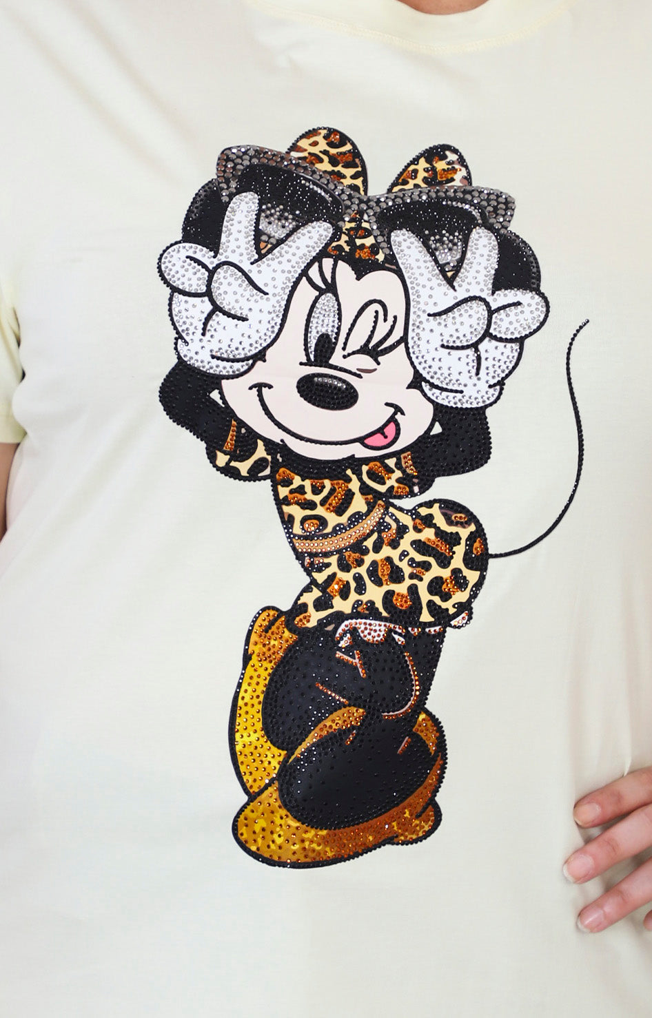 Blusa amarilla con estampado y brillos