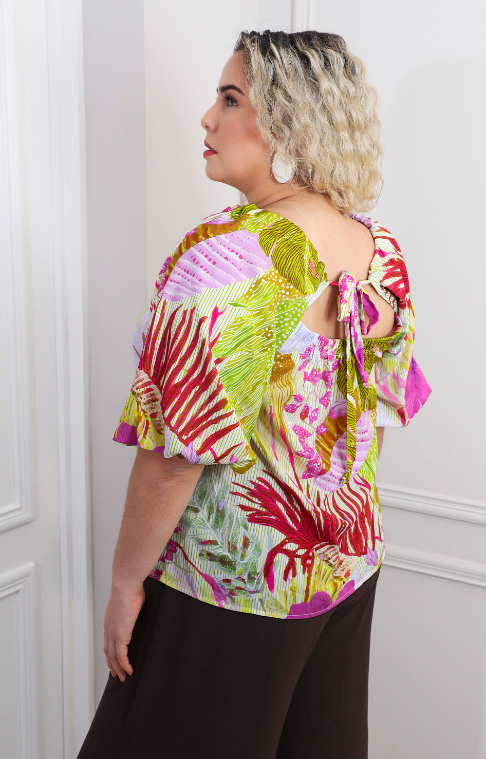 Blusa con estampado multicolor y manga globo