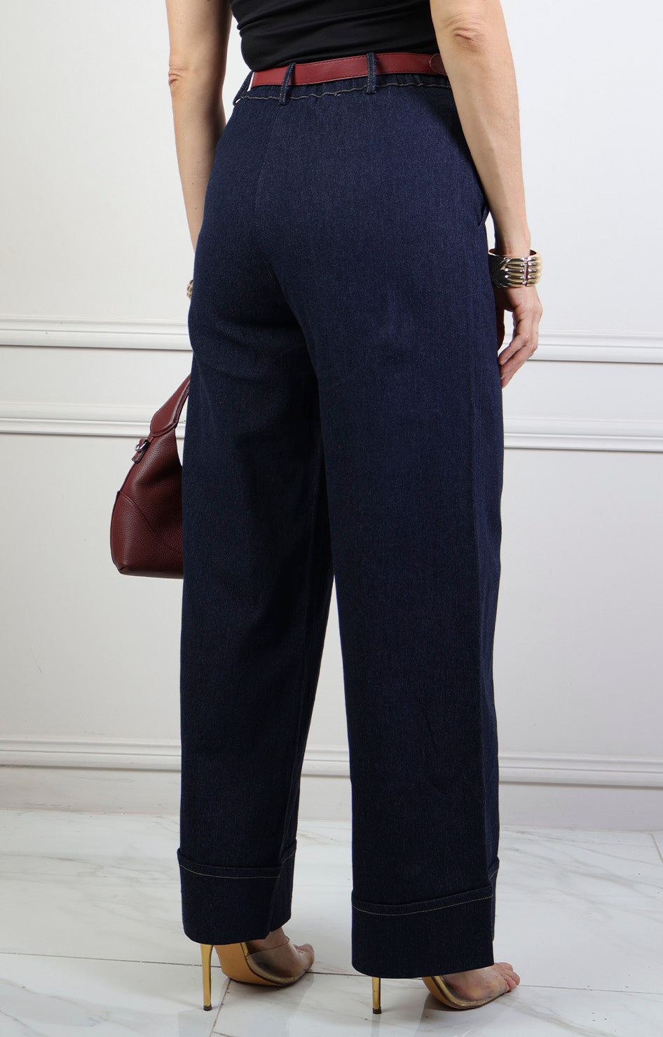 Pantalón azul de pierna ancha con dobladillo