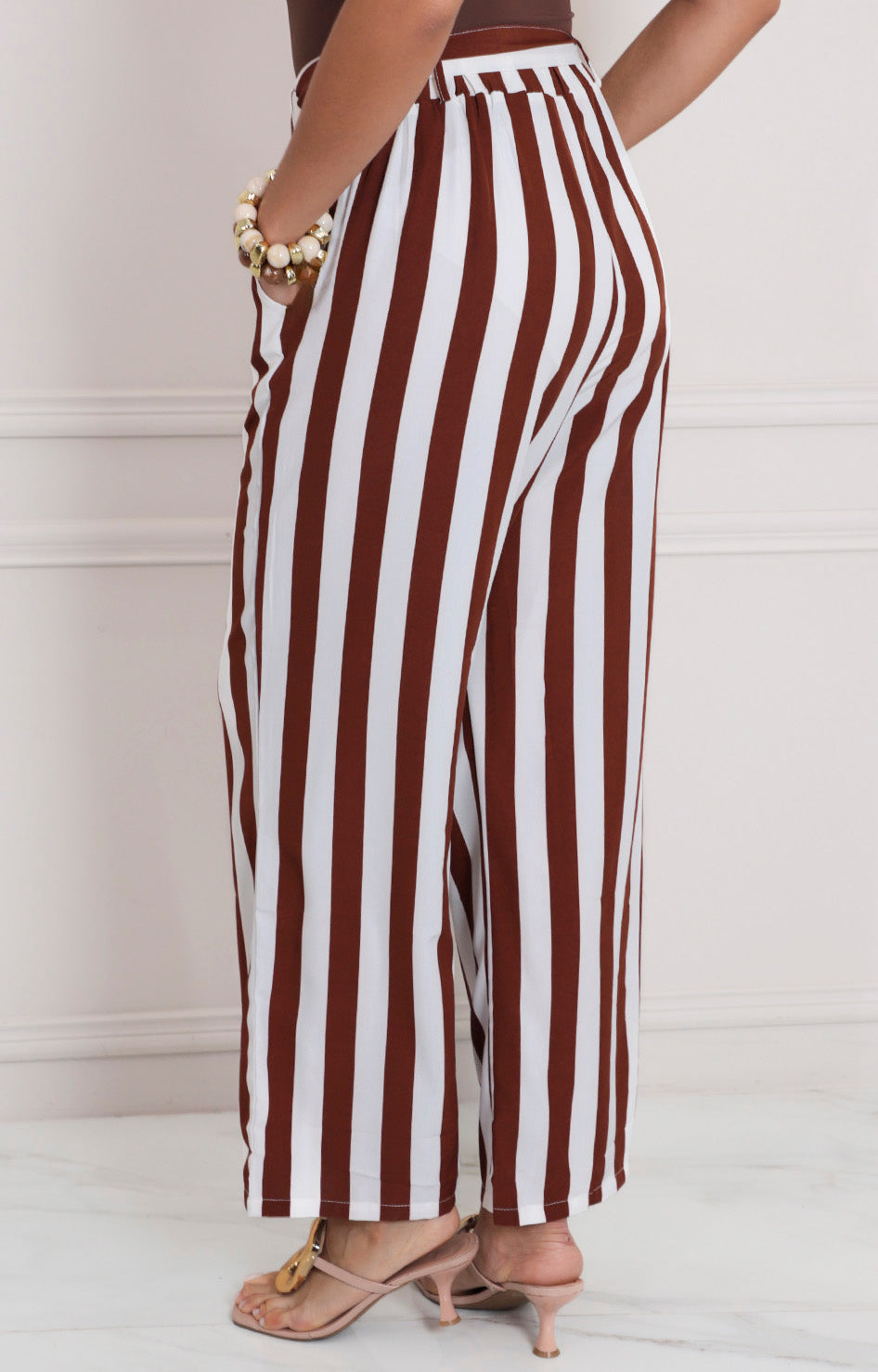 Pantalón café de rayas con lazo