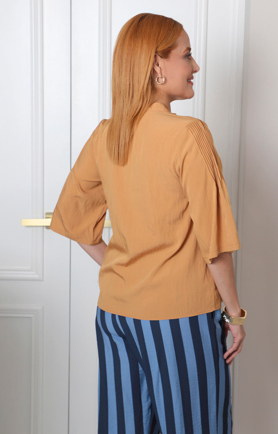 Blusa regular Boutiquemirel con detalle tableado en la parte frontal, de tela ligera y diseño elegante para mujer.