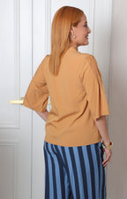 Blusa regular Boutiquemirel con detalle tableado en la parte frontal, de tela ligera y diseño elegante para mujer.