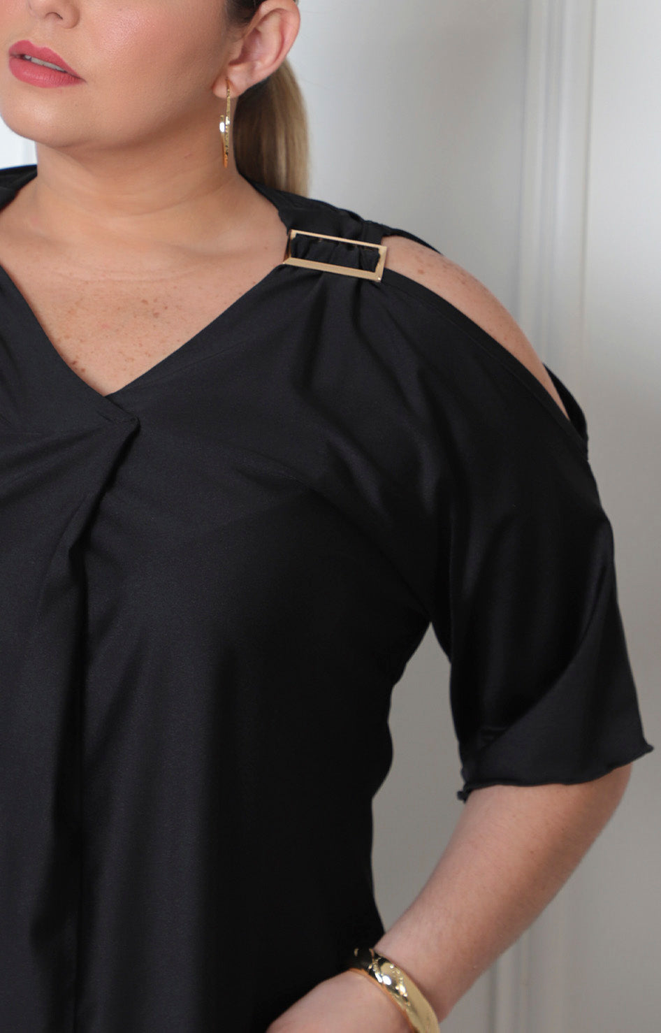Blusa con hebillas y mangas campana
