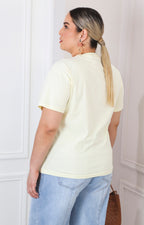 Blusa amarilla con estampado y brillos