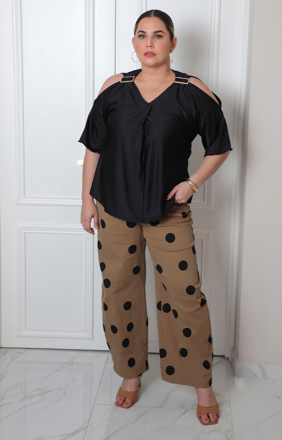 Blusa con hebillas y mangas campana