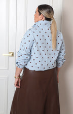 Chamarra azul con estampado polka dots