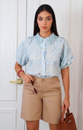 Blusa azul con guipur