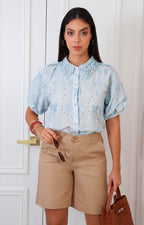 Blusa azul con guipur