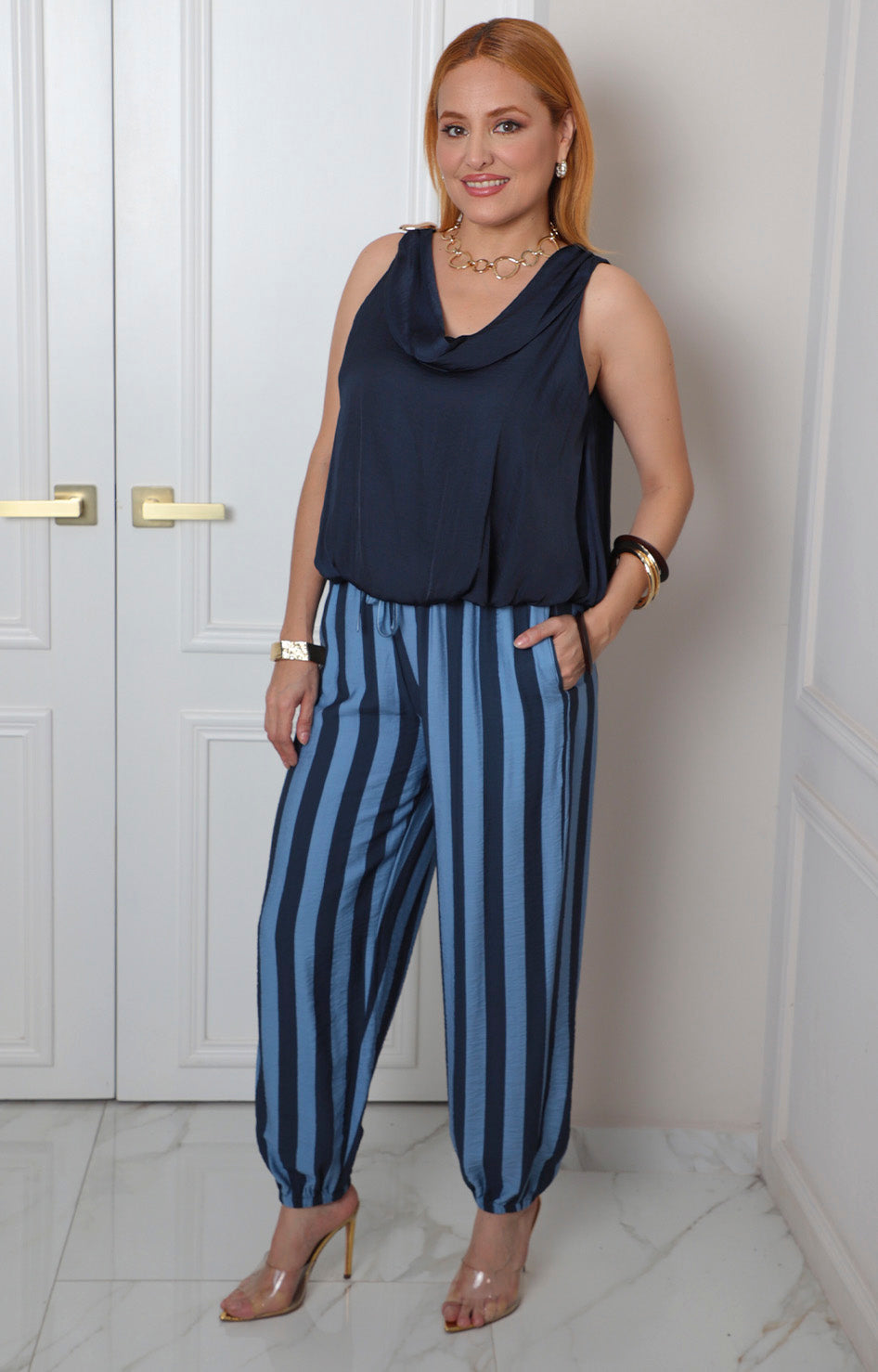 Pantalón regular de rayas con cordón de la marca Boutiquemirel, visible en color y diseño de rayas en la imagen.
