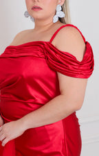 Vestido rojo satinado con hombros descubiertos - VESTIDO LARGO CURVY Boutiquemirel 