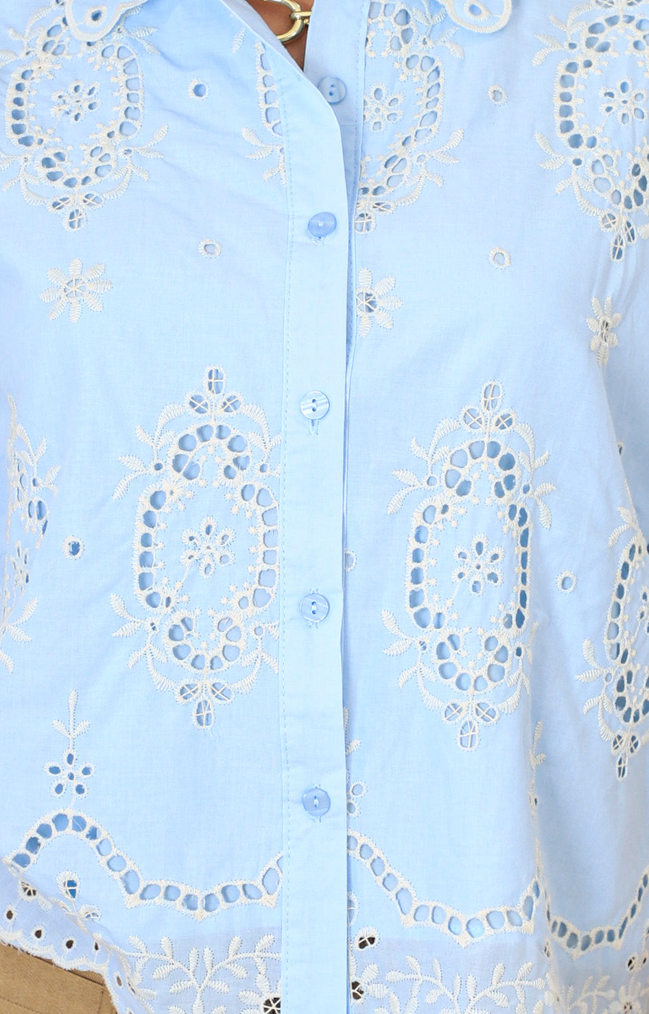 Blusa azul con bordado