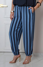 Pantalón regular a rayas con cordón de la marca Boutiquemirel, vista frontal sobre fondo neutro.