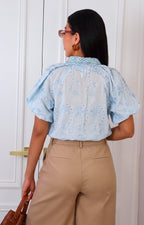 Blusa azul con guipur