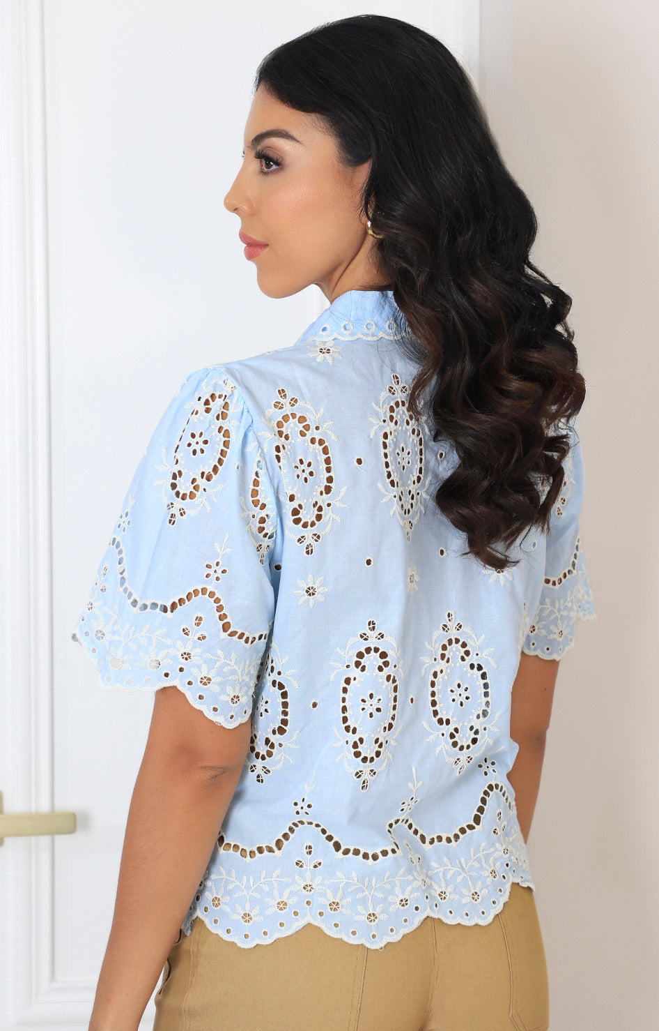 Blusa azul con bordado