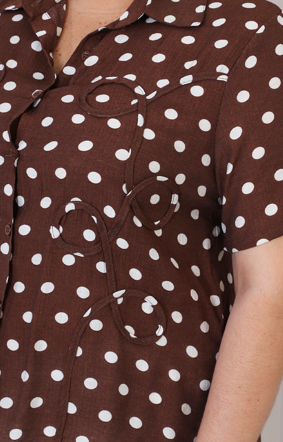 Blusa camisera café con polka dots